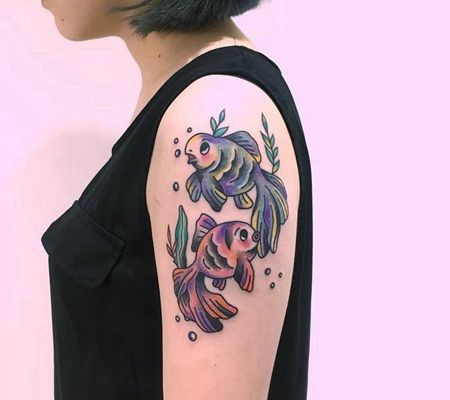 胳膊上两条肥嘟嘟的可爱小金鱼在水里的纹身图案