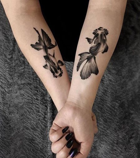 双臂上两条水墨色蝶尾金鱼纹身图案