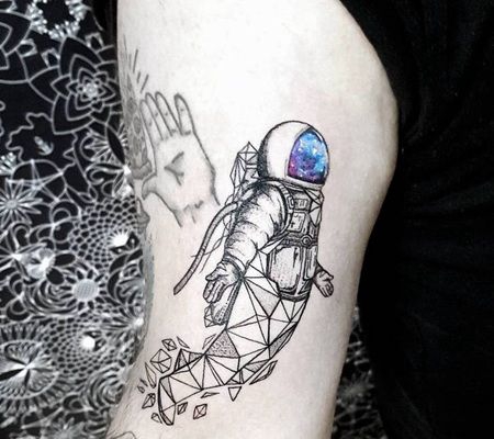 带几何元素的宇航员纹身图片