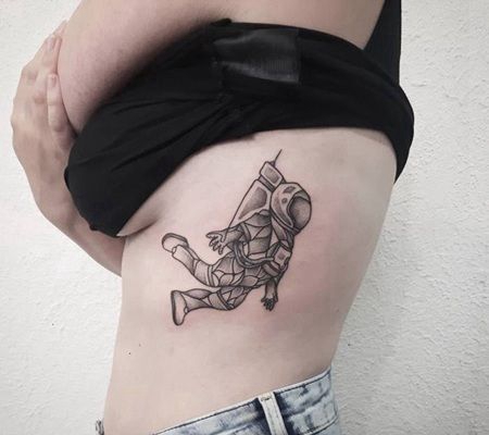 美女肋骨处正在漂浮着的宇航员纹身图片