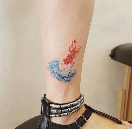 唯美的红金鱼与水纹身