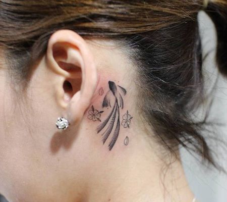 漂亮妹子耳后根处黑色的金鱼和花朵纹身