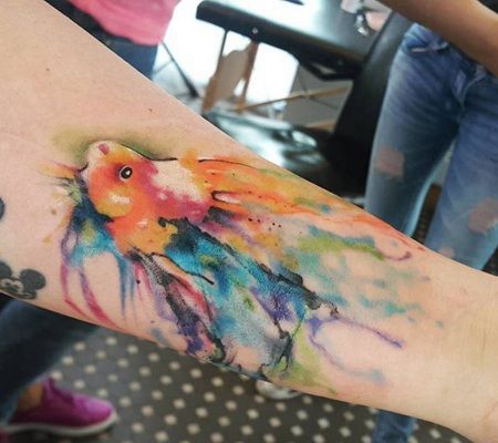 手臂水彩金鱼纹身图案