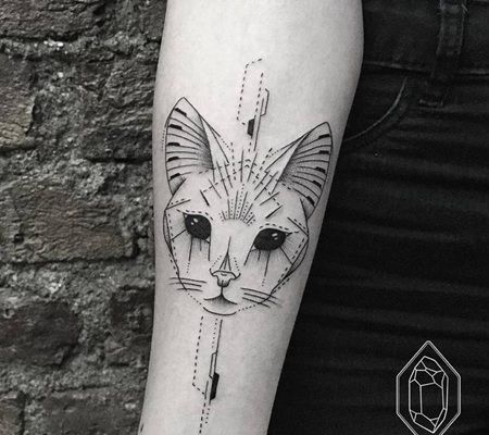 由线组成的猫头纹身图案