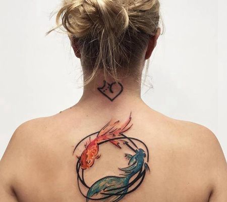 后背颈椎一条红色和一条蓝色的金鱼纹身图案