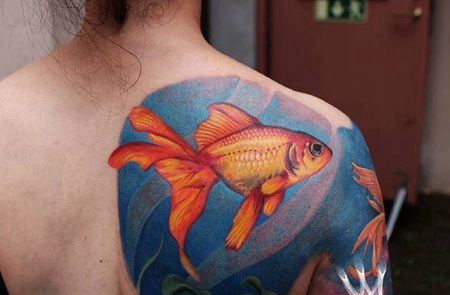后背肩膀上在深水中的超大型的红色金鱼纹身图案
