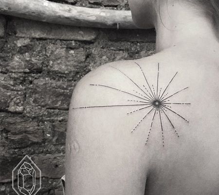 美女后肩光芒四射的太阳纹身图案