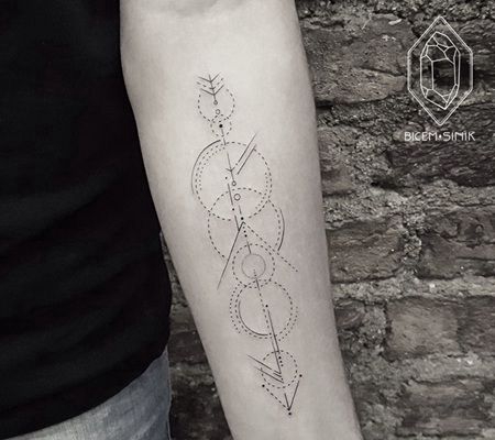 非常好看的箭头和点圆纹身图片