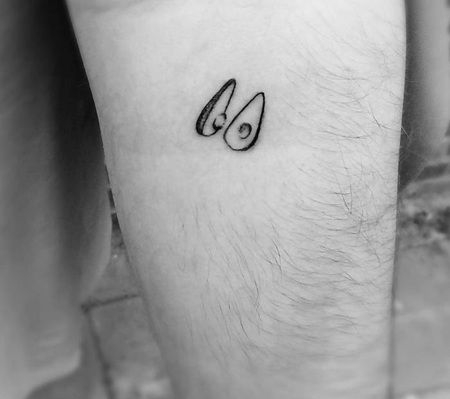 被切成两半的小型牛油果纹身图案