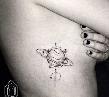 美女肋骨上带有光环的星球纹身图案