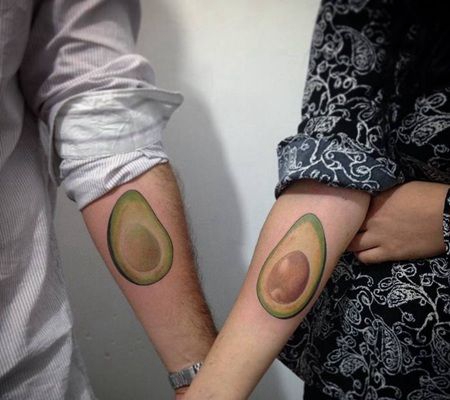把牛油果一半配成一对的纹身图案