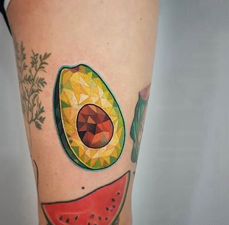 大腿上的低聚牛油果和西瓜纹身图案