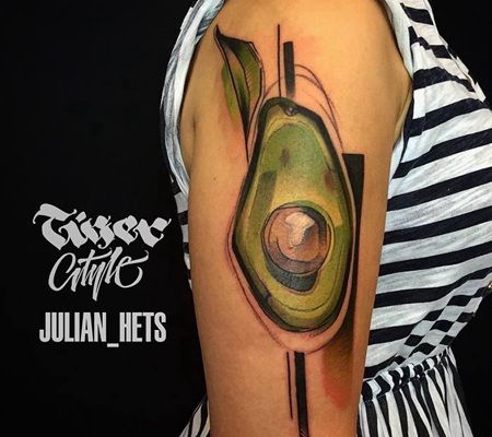 灿烂的半袖牛油果纹身