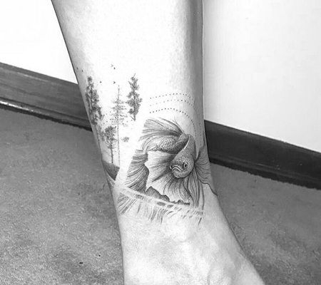 小腿跟处黑白色金鱼和树林纹身