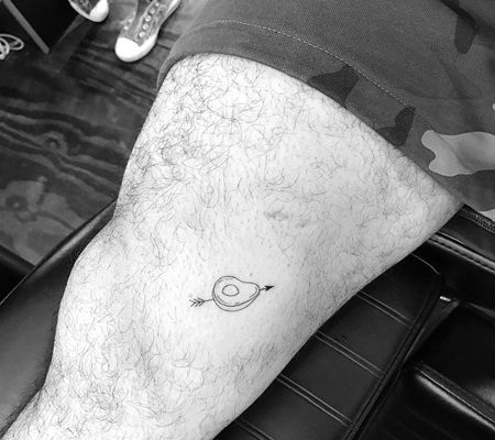 极简主义的鳄梨纹身和箭头纹身图案