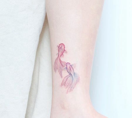 小腿处非常美丽的两条小金鱼纹身图案