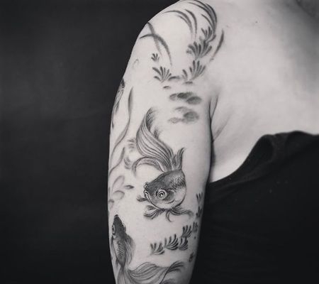 两条黑白色红寿金鱼和水草纹身图片