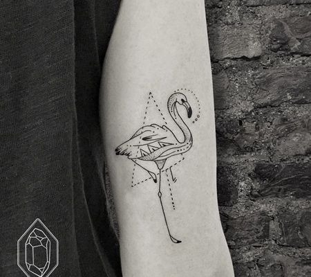 简单的火烈鸟和几何线条三角形纹身图案