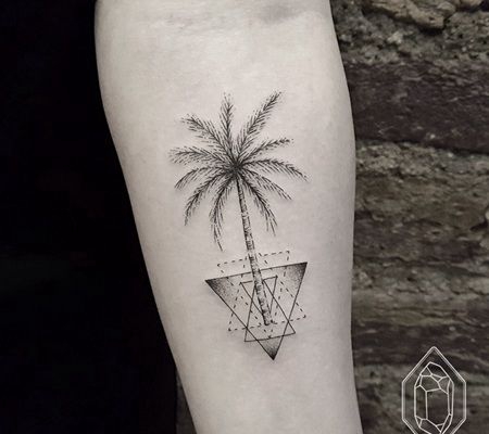 热带树和多个三角形纹身图案