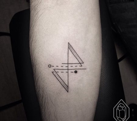 手臂几何圆点和线组成的三角形纹身