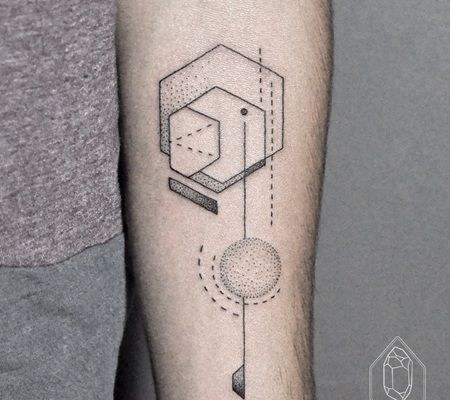 手臂几何六角形点线和点圆组成的纹身图片