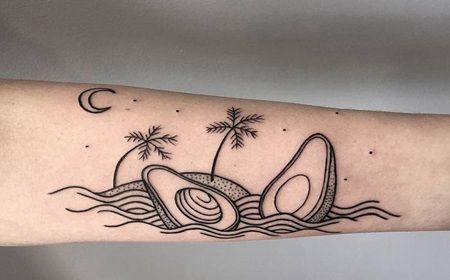 海滩月亮椰子树牛油果组合纹身图案