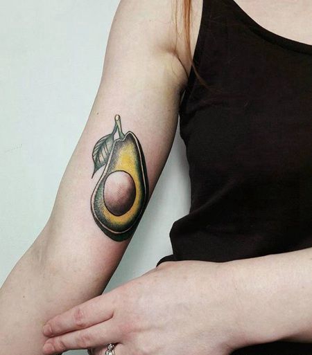 漂亮的内二头肌牛油果纹身设计图案