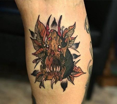 在小腿上一个恶魔牛油果纹身图案