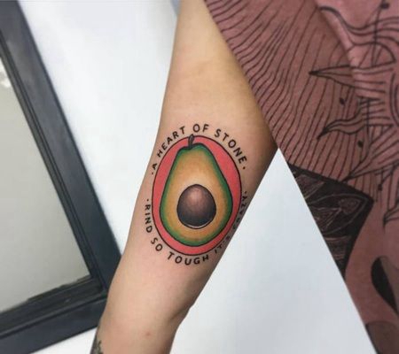 在二头肌上的彩色牛油果纹身图案