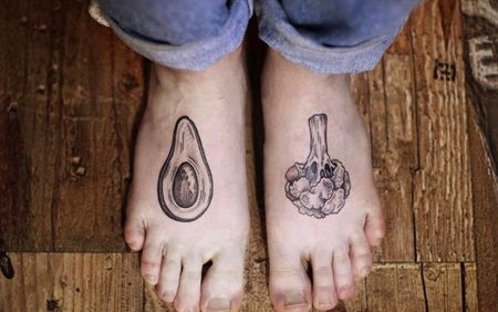 两个脚背牛油果和花椰菜纹身图片
