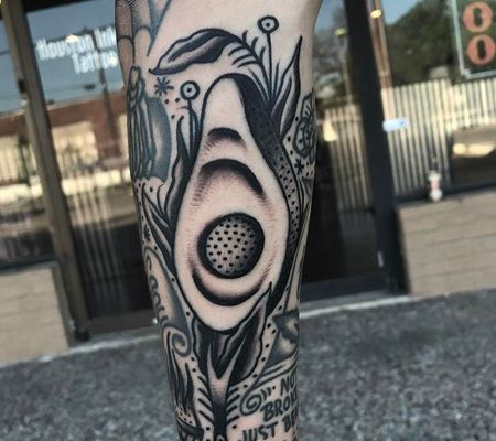 腿上的黑墨鳄梨纹身