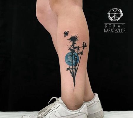 小腿上漂亮的蓟花、蜜蜂和蓝月纹身