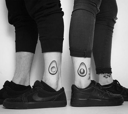 脚踝上有漂亮的牛油果纹身图案