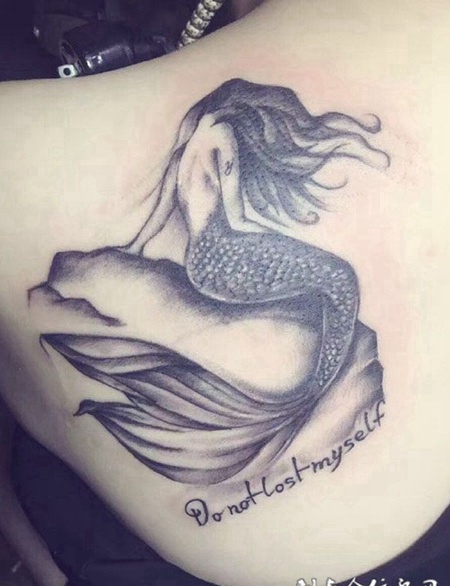 受伤的美人鱼，后背纹身图案