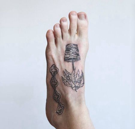 脚背牛油果树和链子纹身图片