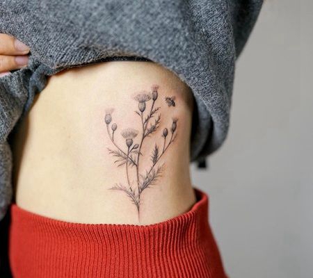 美女腰部唯美的蓟纹身图案