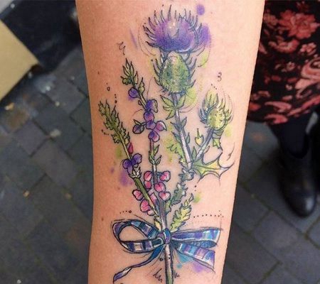 手臂上水彩色蓟纹身图片