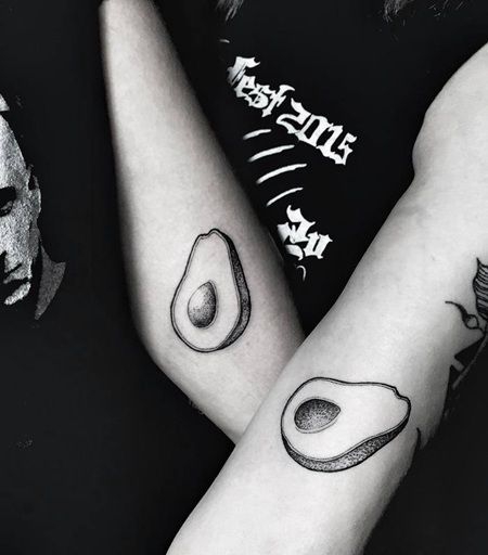 黑色情侣或闺蜜牛油果纹身