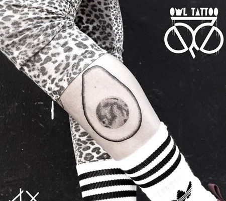 小腿侧面简约型牛油果纹身