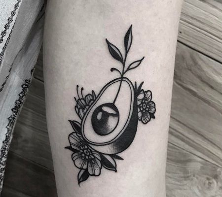 手臂鳄梨和鲜花纹身图片