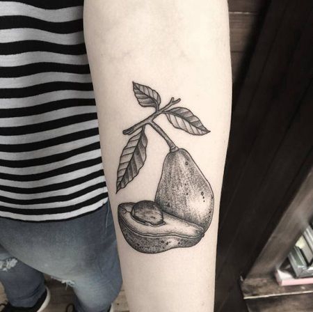 黑色和灰色的前臂牛油果纹身设计图片