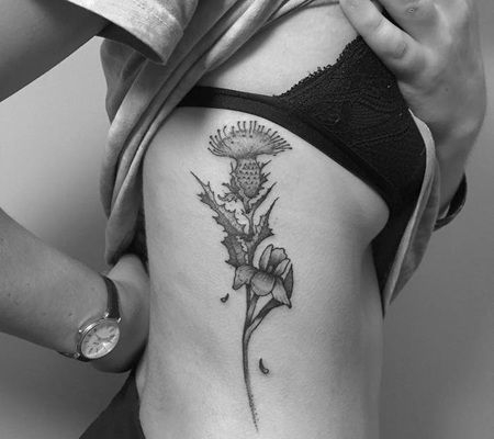 美女侧肋华丽的蓟和蝴蝶花纹身图片