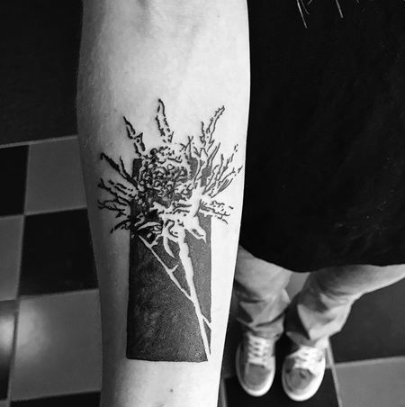 手臂上黑白色蓟纹身图片