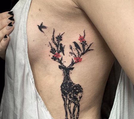 美丽的黑色鹿鹿角开花纹身图案