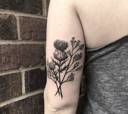 肱三头肌上的黑墨蓟纹身图案