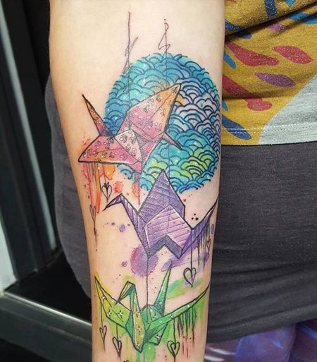 前臂三个漂亮的水彩千纸鹤纹身图片