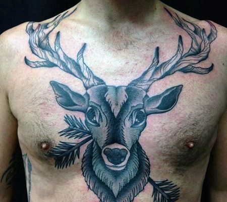 胸前带箭的鹿纹身