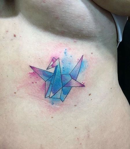 胸部唯美的水彩千纸鹤折纸纹身图片