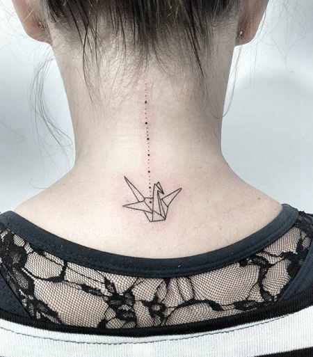 颈背处简单的千纸鹤折纸纹身图案