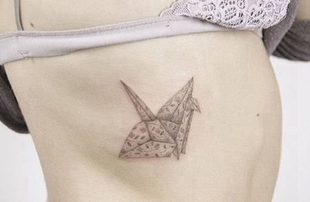 胸腔上非常漂亮的折纸千纸鹤纹身图片